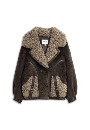 Chaqueta de piel de oveja marrón con un collar de piel beige esponjoso, cierre de doble botonadura en el frente, grandes bolsillos con solapa y detalles de cuero en los puños y bolsillos.