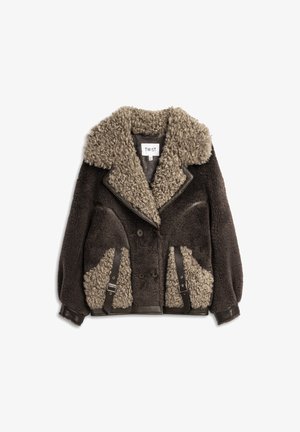 Chaqueta de piel de oveja marrón con un collar de piel beige esponjoso, cierre de doble botonadura en el frente, grandes bolsillos con solapa y detalles de cuero en los puños y bolsillos.