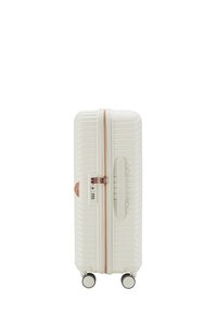 Valigia rigida bianca con design a righe, zip color oro rosa, maniglia laterale e quattro ruote per una facile manovrabilità.