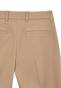 Pantaloni beige realizzati in tessuto liscio con vita piatta, dotati di due tasche posteriori con discrete cuciture decorative.