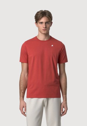 Maglietta rossa a maniche corte realizzata in cotone liscio, con colletto girocollo e un piccolo logo bianco sul lato sinistro del petto.