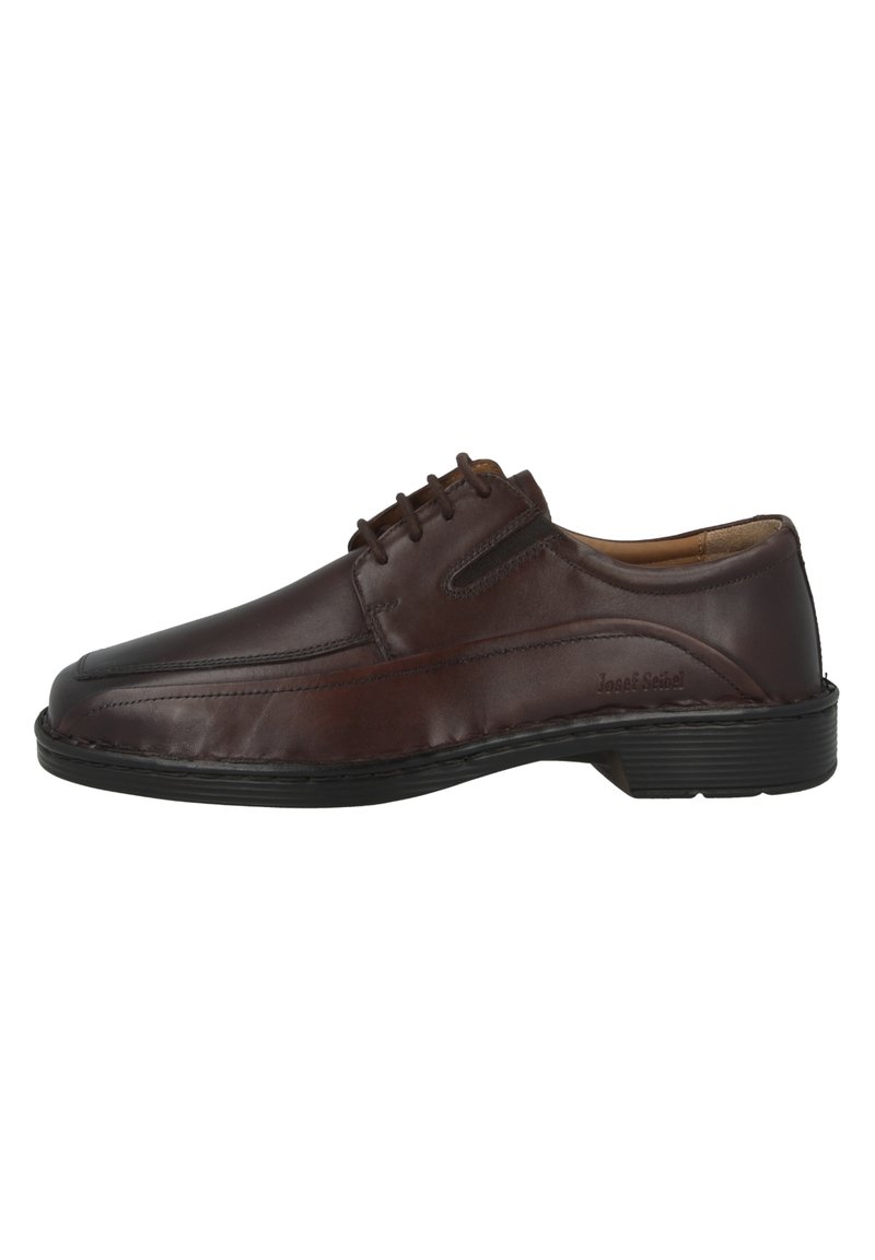 Chaussure en cuir marron à lacets, avec un bout rond, des détails de couture subtils et une semelle en caoutchouc. Présente une finition lisse et une doublure beige clair.