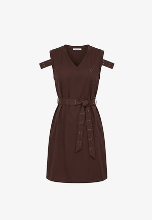 Abito marrone senza maniche con scollo a V, spalline staccabili e cintura abbinata legata in vita con dettagli in metallo.