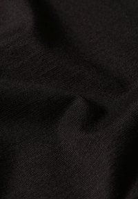 Tissu noir avec une texture fine et lisse, présentant de légères plis et une surface uniforme et régulière sans motifs ni embellissements.