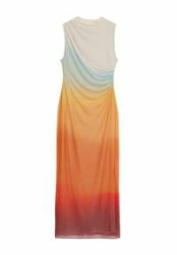 Ärmelloses Kleid mit drapiertem Design, das einen Ombre-Verlauf von hellblau zu orange und rot aufweist, aus weichem, leichtem Stoff gefertigt.