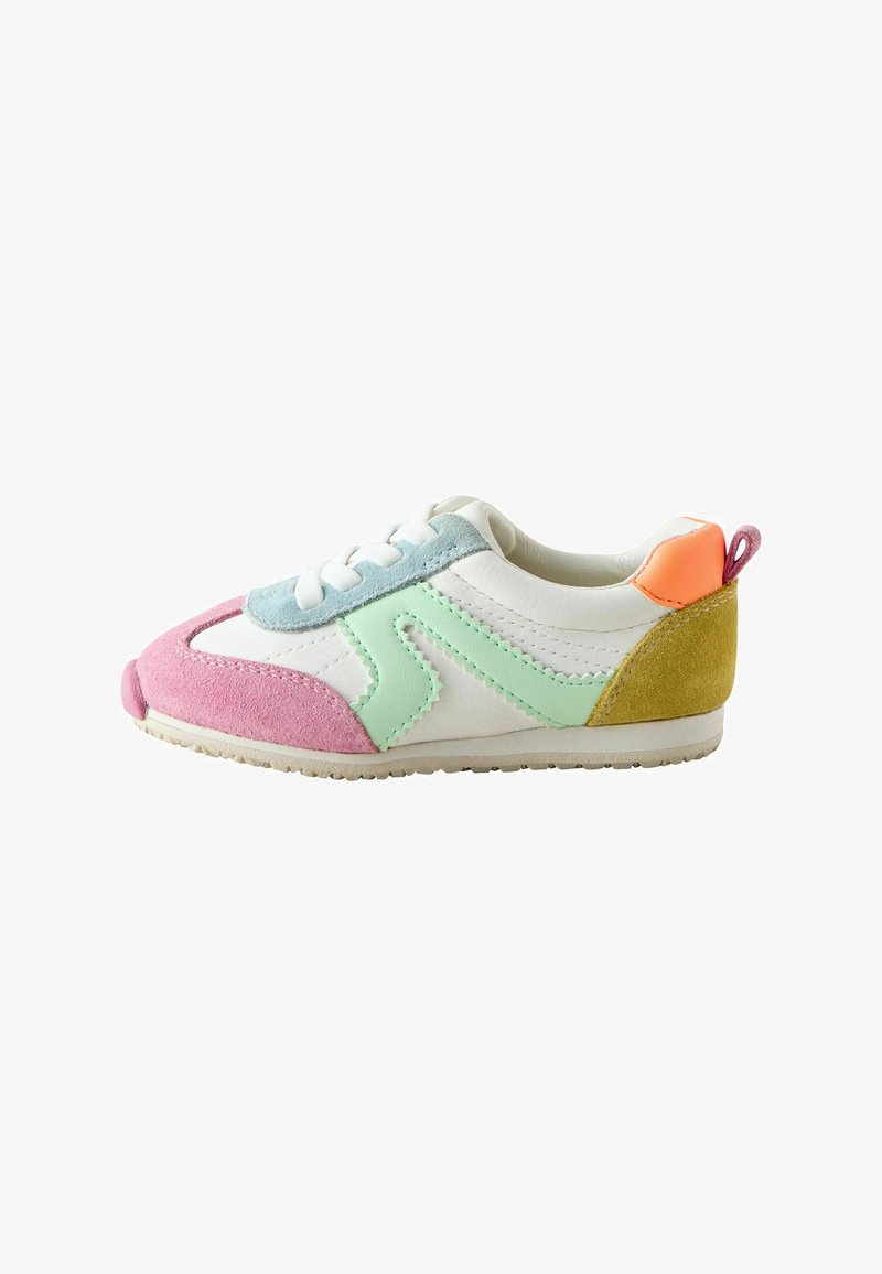 Baskets basses avec une base blanche, un bout rose, une zone de lacets bleue, des accents verts sur le côté, un talon jaune et une languette arrière orange sur une semelle blanche.