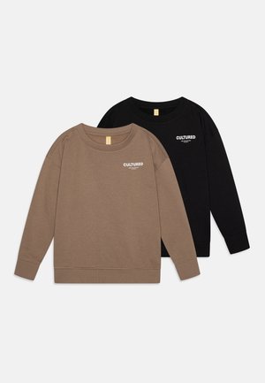 Duas sweatshirts: uma em cor castanho claro com a inscrição ‘CULTURED’, e outra em preto, ambas com gola redonda e punhos canelados.