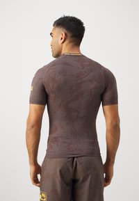 Venum UFC FIGHT WEEK 4.0 MENS RASHGUARDS - Športne majice - dark brown