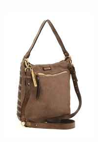 Borsa a spalla in suede marrone con accenti in pelle, dotata di tasca frontale con zip, tracolla regolabile e dettaglio intrecciato sui lati. Finiture in oro.