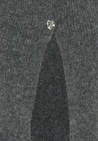 Szary kardigan z tkaniny z dekoltem w kształcie litery V z przodu, wyróżniający się srebrnym dekoracyjnym guzikiem. Miękka tekstura z delikatnym wzorem.