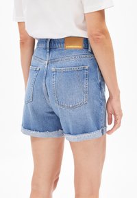 ARMEDANGELS SHEAARI - Jeans Shorts - blue