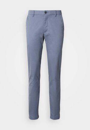 Chinos slim-fit azzurro chiaro realizzati in cotone. Presentano una chiusura a bottone e tasche laterali, con una texture liscia e un look su misura.
