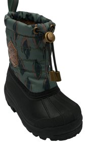 Bota de invierno acolchada verde con una suela de goma negra, que cuenta con un cordón, acentos en bronce y un parche marrón con un logo.