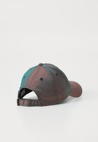 Baseballkappe mit einem Verlaufdesign in Grün und Braun, aus Stoff mit Nähdetails und einem verstellbaren Riemen hinten.
