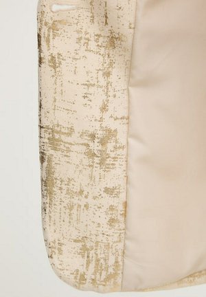 Tessuto con motivo testurizzato oro e beige a sinistra e tessuto beige liscio e uniforme a destra.