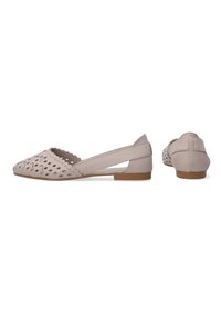 Beige Lederflats mit einem gewobenen Ausschnittdesign, gewellten Kanten und einem kleinen, gestapelten Absatz. Glatte Textur mit geschlossenem Absatz.