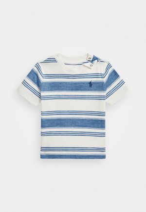 Camiseta de manga corta a rayas en blanco y azul, con cuello redondo, dos botones en los hombros y un pequeño logo en el pecho. Material de algodón.