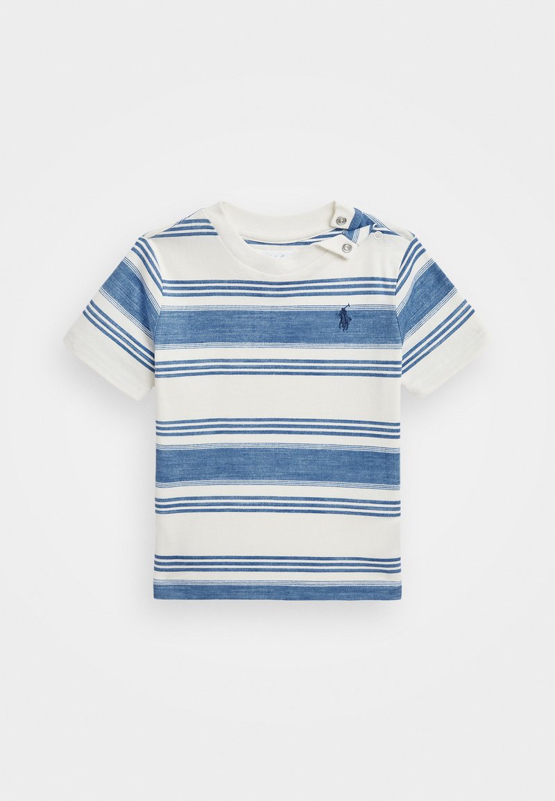 Camiseta de manga corta a rayas en blanco y azul, con cuello redondo, dos botones en los hombros y un pequeño logo en el pecho. Material de algodón.