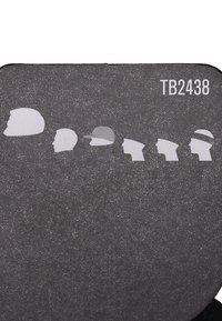 Svart teksturert overflate med en gradient silhuett av seks hoder i profil, som viser forskjellige hjelmer, med koden "TB2438" øverst.
