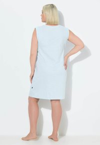 Camicia da notte senza maniche di colore azzurro chiaro con strisce bianche orizzontali, lunghezza al ginocchio, realizzata in un tessuto morbido, con un piccolo logo sul lato.