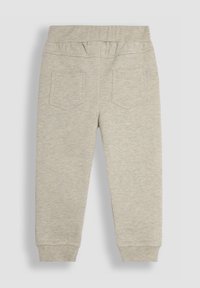 Pantalones de chándal gris claro con una cintura elástica, piernas ajustadas y dos bolsillos traseros tipo parche. Hechos de una suave y texturizada mezcla de algodón.