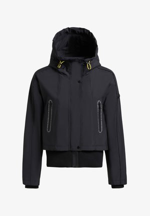 Sort hættejakke med frontlynlås og trykknapper, to lynlåslommer med hvid tekst, gule snore og ribstrikket kant og ærmegab.