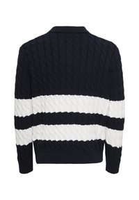 Jersey de punto con cuerpo color azul marino y franjas horizontales blancas, diseño de trenzas texturadas y un cuello clásico.