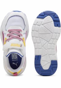 Scarpe da ginnastica bianche con materiali in rete e sintetici, con accenti rosa e gialli, una fascia in Velcro e una suola in gomma texturizzata con dettagli blu.