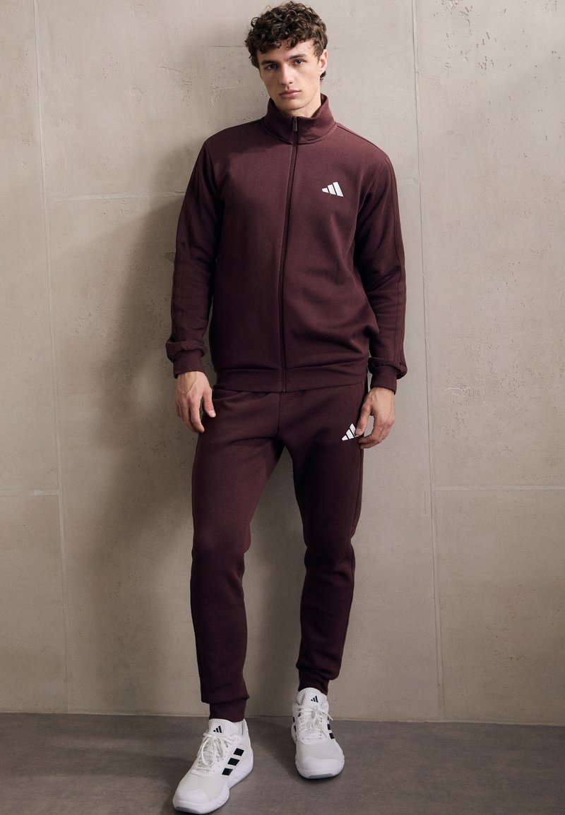 adidas Sportswear - SPORTSWEAR BASIC 3-STRIPES FLEECE SET - Tuta - aurora ruby, Ingrandire
