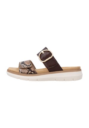 Offene Sandale mit zwei Riemen, einem braunen Leder mit einer goldenen Schnalle, dem anderen im Schlangenledermuster, und einer weißen, strukturierten Sohle.