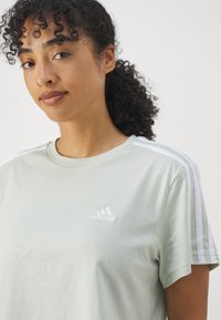 adidas Sportswear ESSENTIALS 3 STRIPES SINGLE CROPPED - Marškinėliai su spaudiniu - green