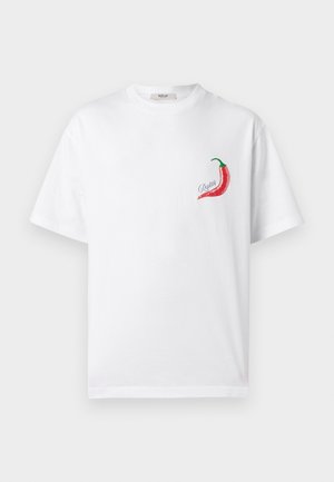 T-shirt blanc à manches courtes avec un graphisme de piment rouge et le texte « Replay » imprimé sur le côté gauche de la poitrine.
