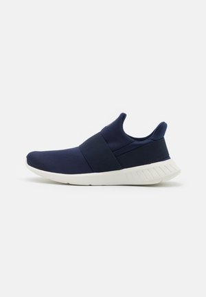 Slip-on navyblaue Sportsneaker mit breitem elastischem Riemen über dem Spann und weißer strukturierter Sohle.
