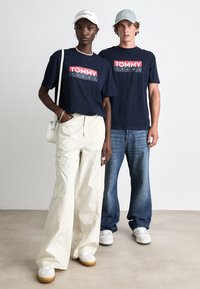 Tommy Jeans ENTRY TEE UNISEX - Camiseta estampada - dark night navy