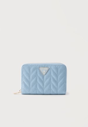 Portefeuille matelassé bleu clair avec fermeture éclair tout autour et logo triangle doré Guess centré sur le devant.