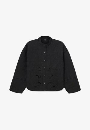 Schwarze, gesteppte Jacke mit Knopfleiste, rundem Kragen, weiten Ärmeln und floralem Durchbruststickerei auf den Vorderpaneelen.