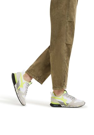 Scarpe da corsa da uomo con tomaia in mesh grigio chiaro, dettagli in verde neon, suola nera, lati testurizzati e dettagli riflettenti. Design casual.