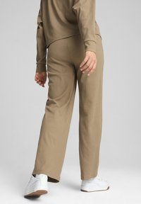 Puma ELEVATED WAIST  - Spodnji deli trenirk - oak branch