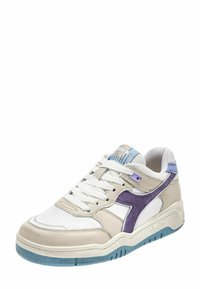 Sneakers con tomaia in rete bianca e pelle beige, dettagli viola e suola in gomma blu; presenta un design con lacci e logo sul tallone.