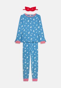 Conjunto de pijama azul de manga larga con rayos blancos, puños y cuello a rayas rojas, complementado con una máscara de dormir de ojos de gato roja.