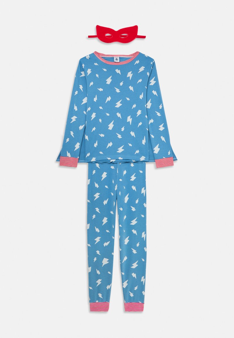 Conjunto de pijama azul de manga larga con rayos blancos, puños y cuello a rayas rojas, complementado con una máscara de dormir de ojos de gato roja.