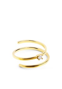 Anillo de dos bandas de oro con un acabado suave, que presenta un único acento de piedra clara. Diseño minimalista con una forma circular abierta.
