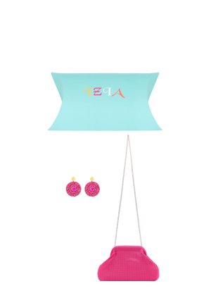 Un bolso de noche de color rosa intenso con una correa de cadena plateada, unos pendientes circulares a juego de color rosa y una caja de marca turquesa sobre un fondo blanco.