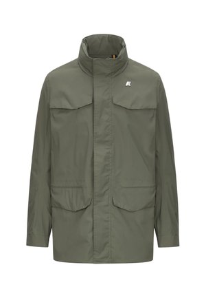 Giacca impermeabile da uomo verde oliva con colletto alto, tasche con patta frontali e piccolo logo sul petto a sinistra.