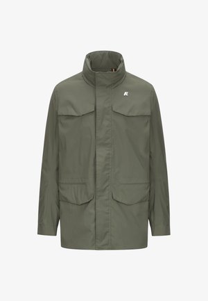 Giacca impermeabile da uomo verde oliva con colletto alto, tasche con patta frontali e piccolo logo sul petto a sinistra.