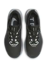 Zwarte sportschoenen met een bovenkant van mesh, reflecterende accenten, grijze zolen en een vetersluiting. "Pegasus" merkaanduiding zichtbaar op de tong.