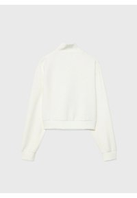 Sudadera recortada blanca con cuello alto, mangas raglán y puños acanalados. Textura suave, diseño minimalista y sin patrones visibles.