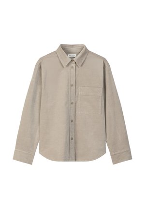 Beżowa koszula na guziki wykonana z tkaniny o fakturze, z klasycznym kołnierzem, długimi rękawami, pojedynczą kieszenią na piersi i zaokrąglonym dołem.