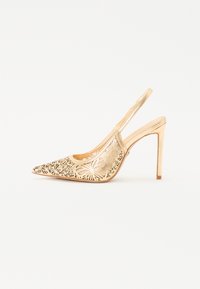 Gylden slingback høyhælte sko med spiss tå, utskåret blomsterdesign, glatt tekstur og en stilettohæl med sylinderformet base.