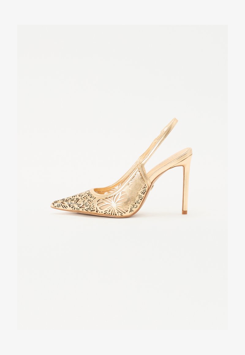 Gylden slingback høyhælte sko med spiss tå, utskåret blomsterdesign, glatt tekstur og en stilettohæl med sylinderformet base.